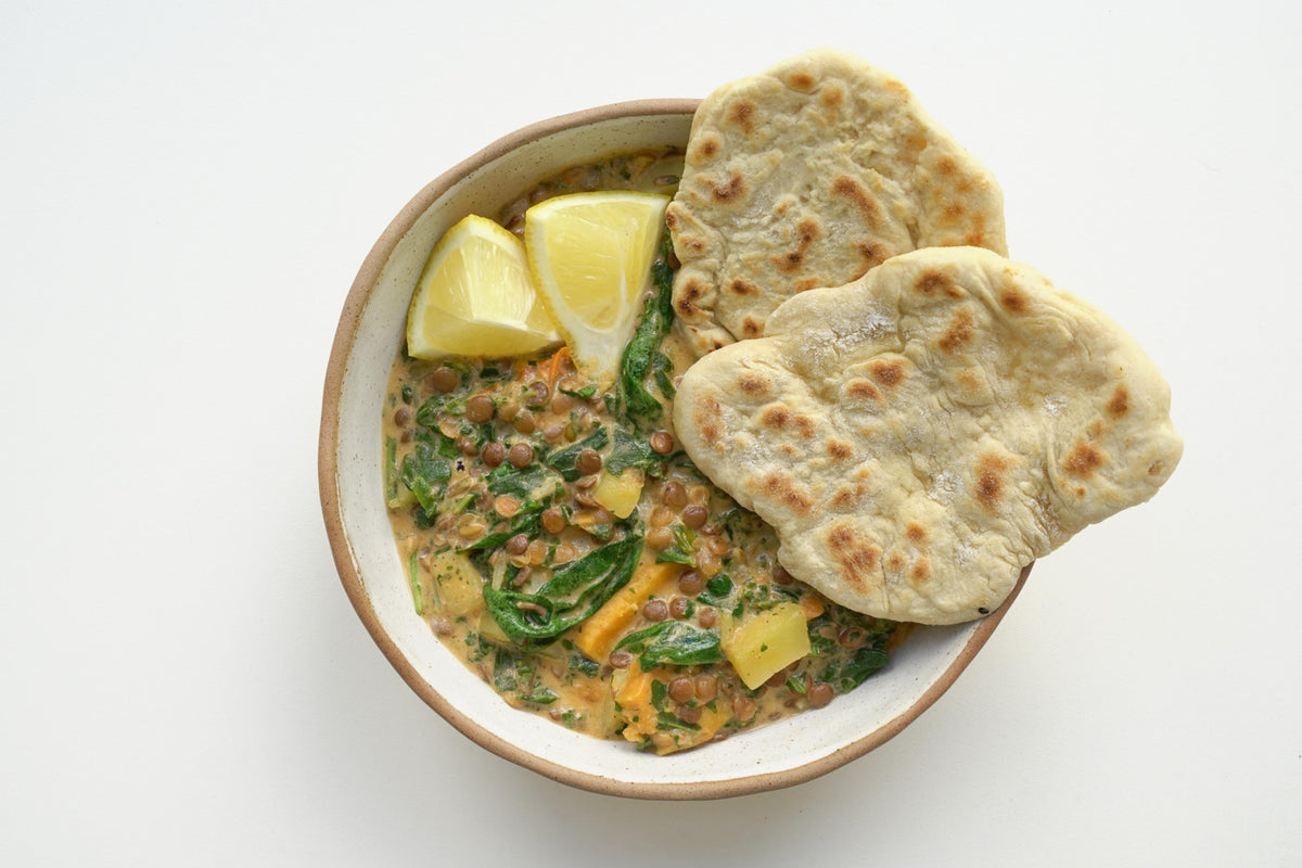 Green Dal mit Naan Brot und Zitrone